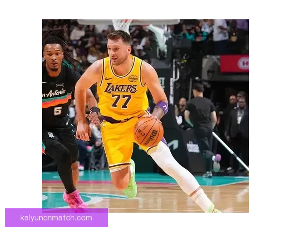 力压KD文班东契奇单月600分再夺大奖詹姆斯转发海报高调祝贺 力压KD文班东契奇单月600分再夺大奖詹姆斯转发海报高调祝贺